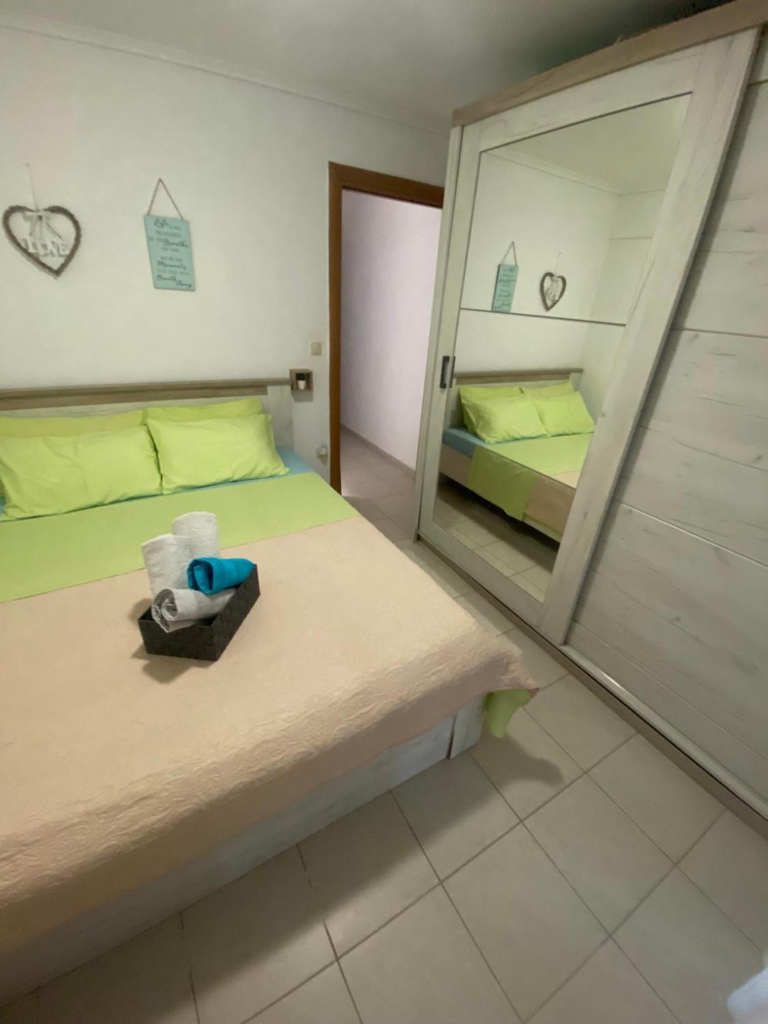 Lovely 2-Bedroom Appartement With Free Parking Agia Triada  Eksteriør billede